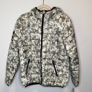 NWT US Army Men’s Hooded Puffer Jacket- Digital Camo Size M